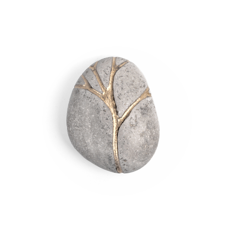 8. Koester kiezelsteen, 6.2 cm, zilver en bladgoud, € 225